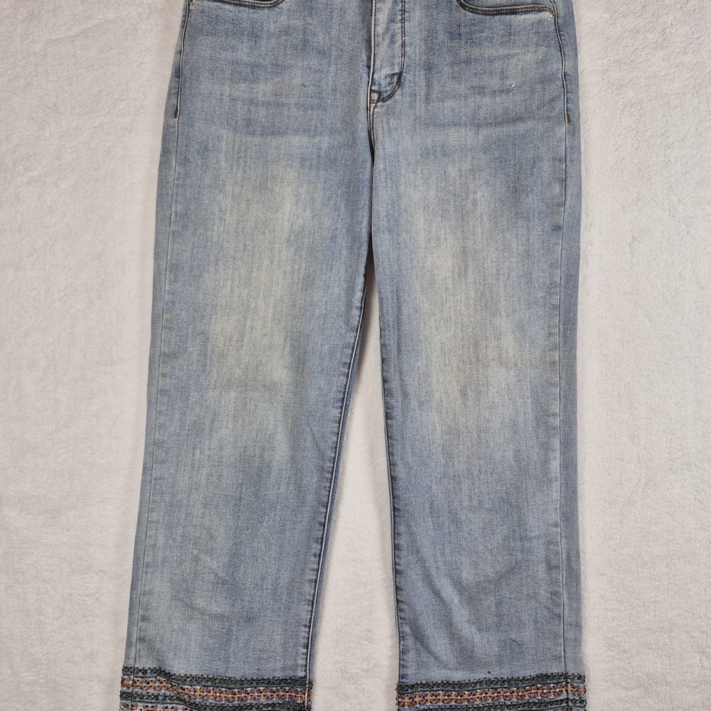 Women's Cropped Light Blue Jeans with Embroidered Hem